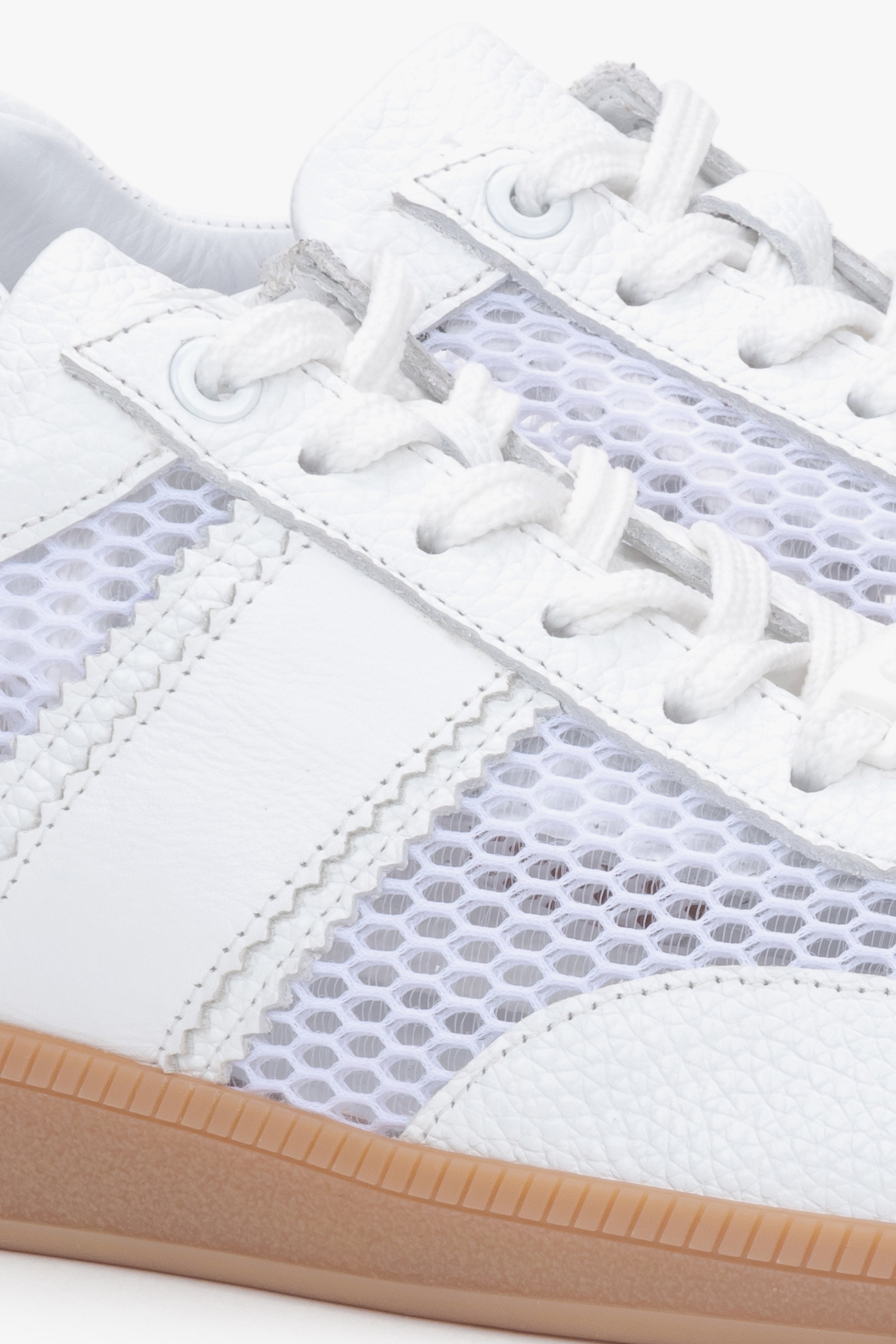 Detailaufnahme der weißen Damen-Sneaker mit Mesh-Einsatz