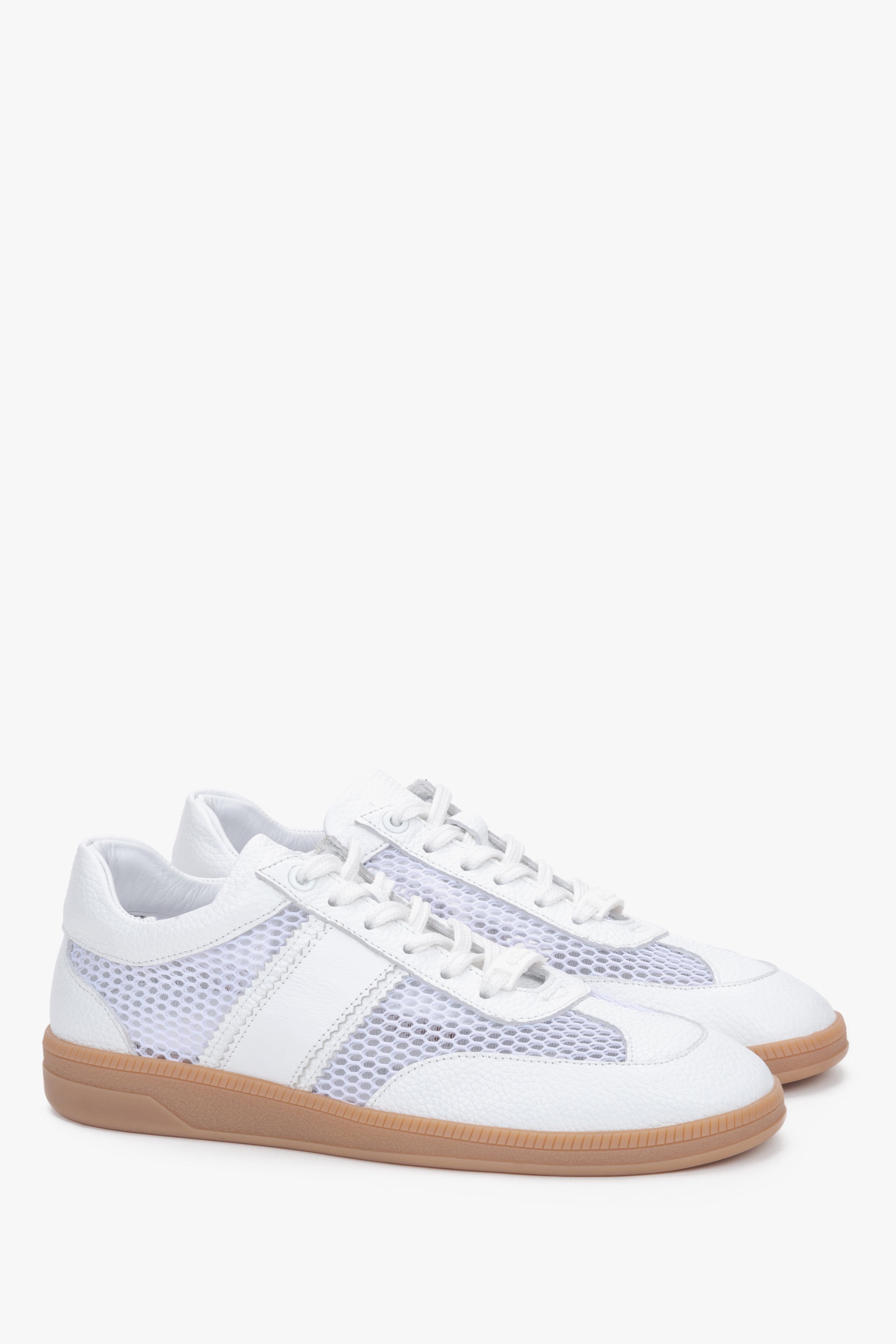 Weiße Damen-Sneaker aus Echtleder, Veloursleder und Mesh in schräger Vorderansicht