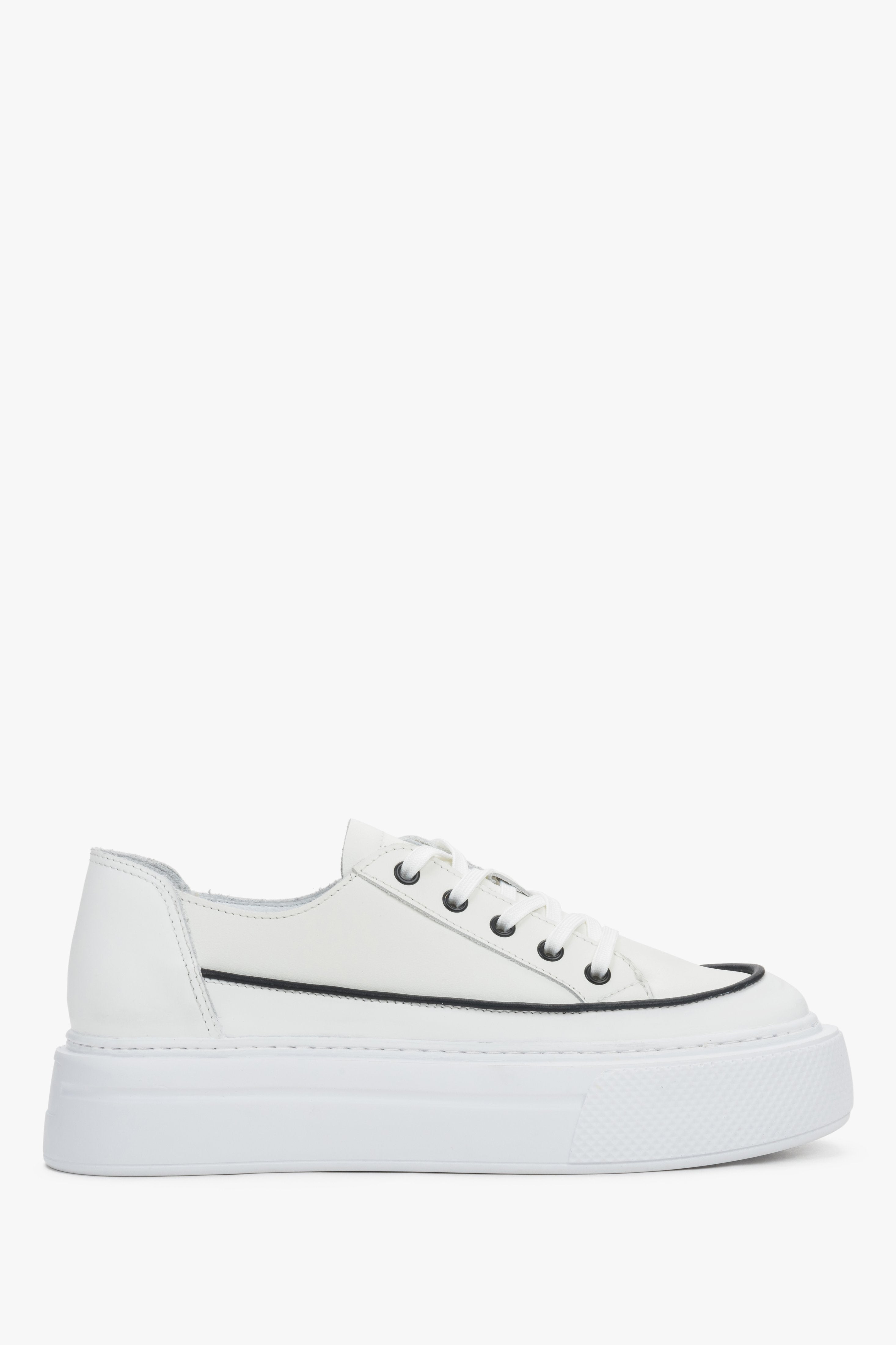 Weiße Leder-Sneaker von Estro mit schwarzen Details