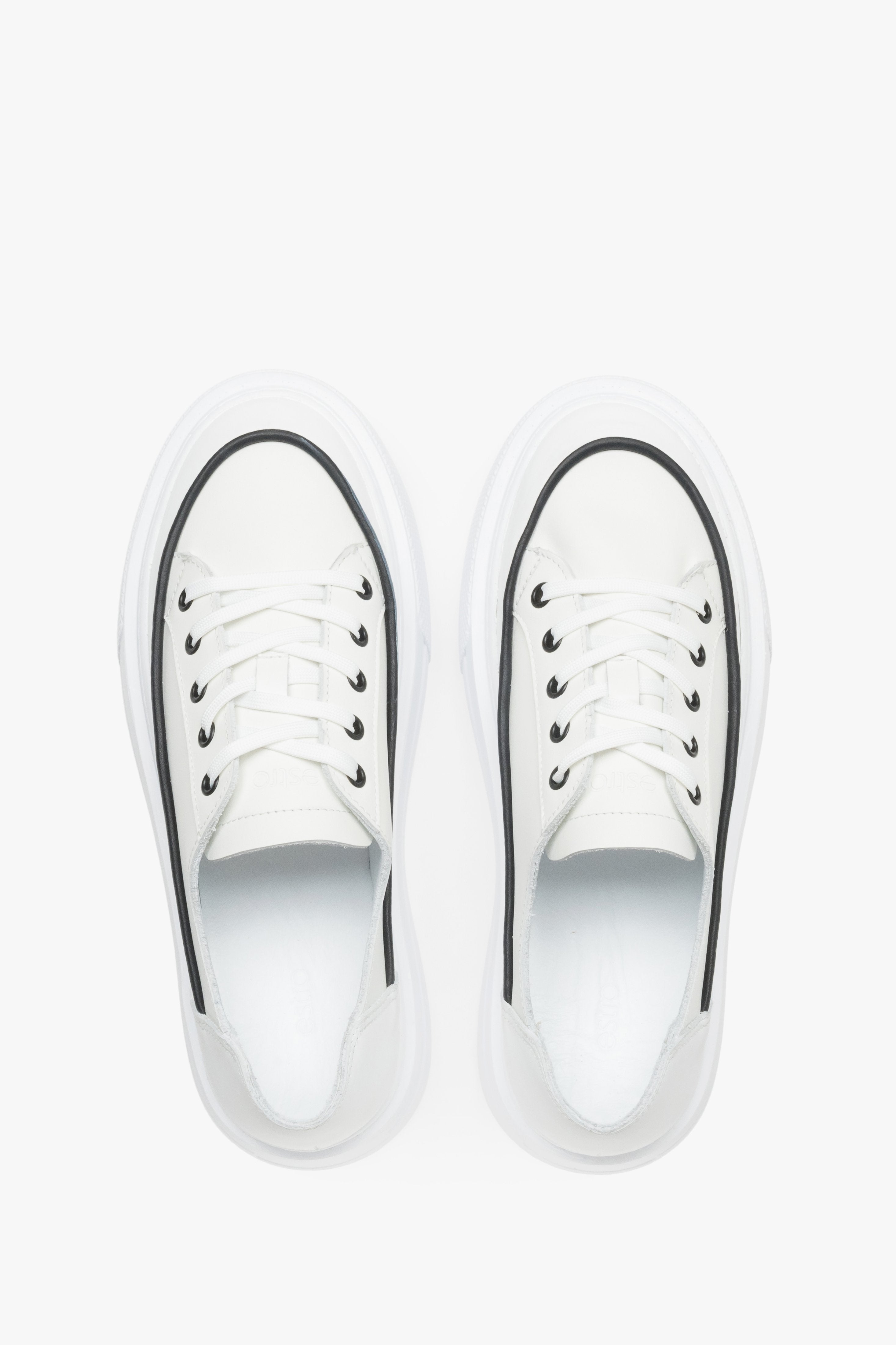 Weiße Sneaker aus Premium-Echtleder von oben