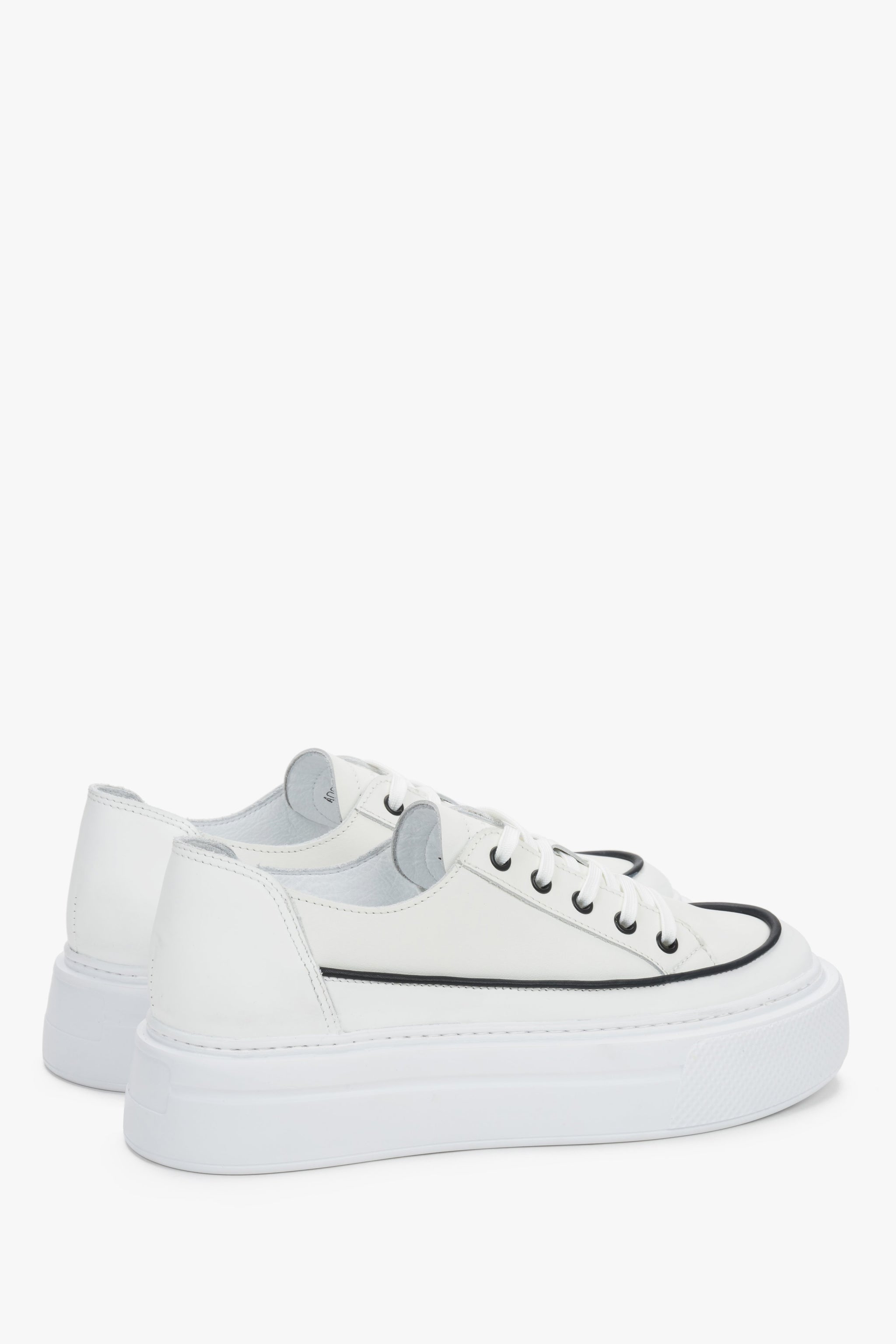 Seitenansicht weißer Damen-Sneaker mit schwarzer Schnürung