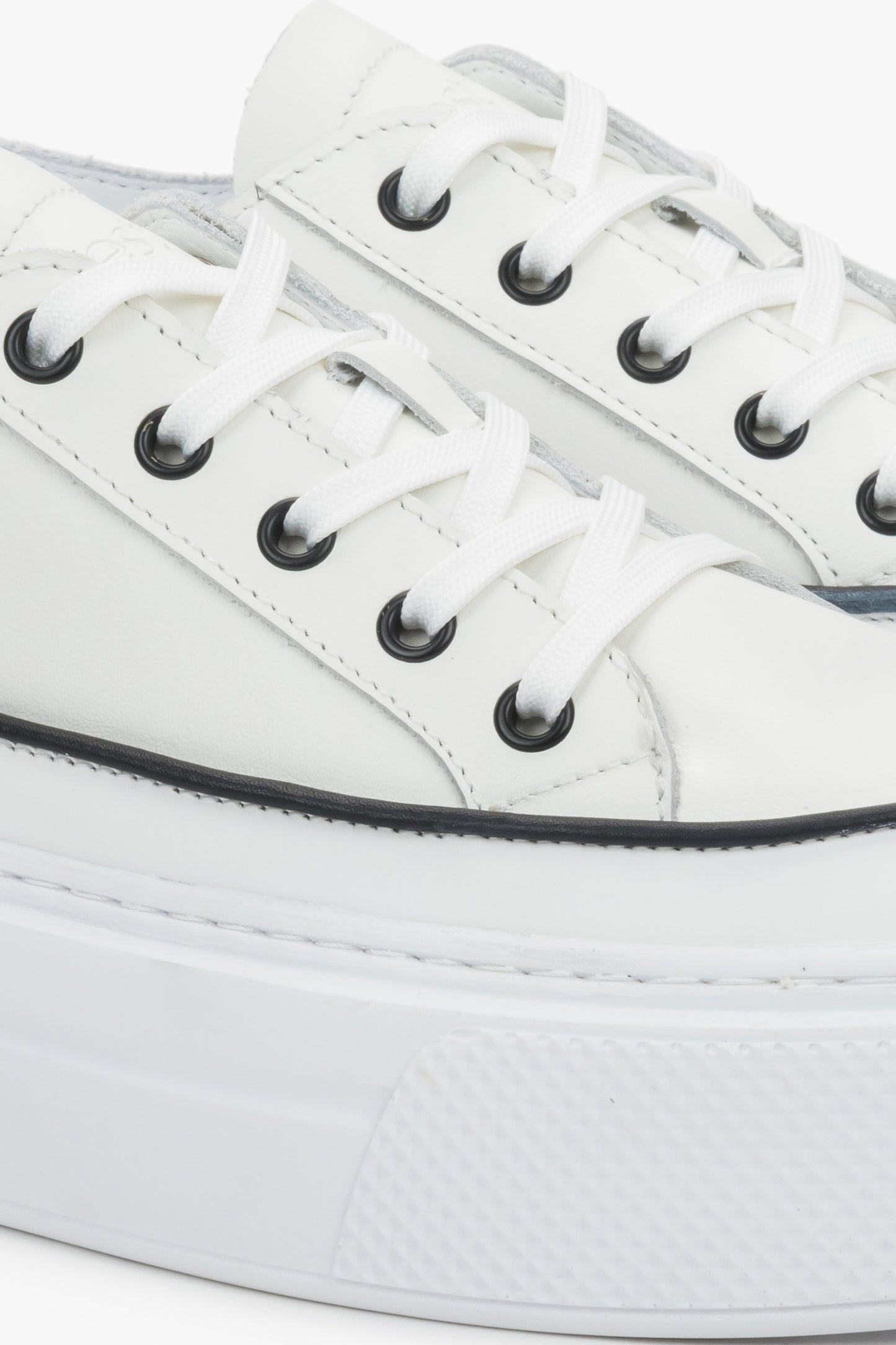 Detailansicht weißer Damen-Sneaker mit schwarzer Schnürung