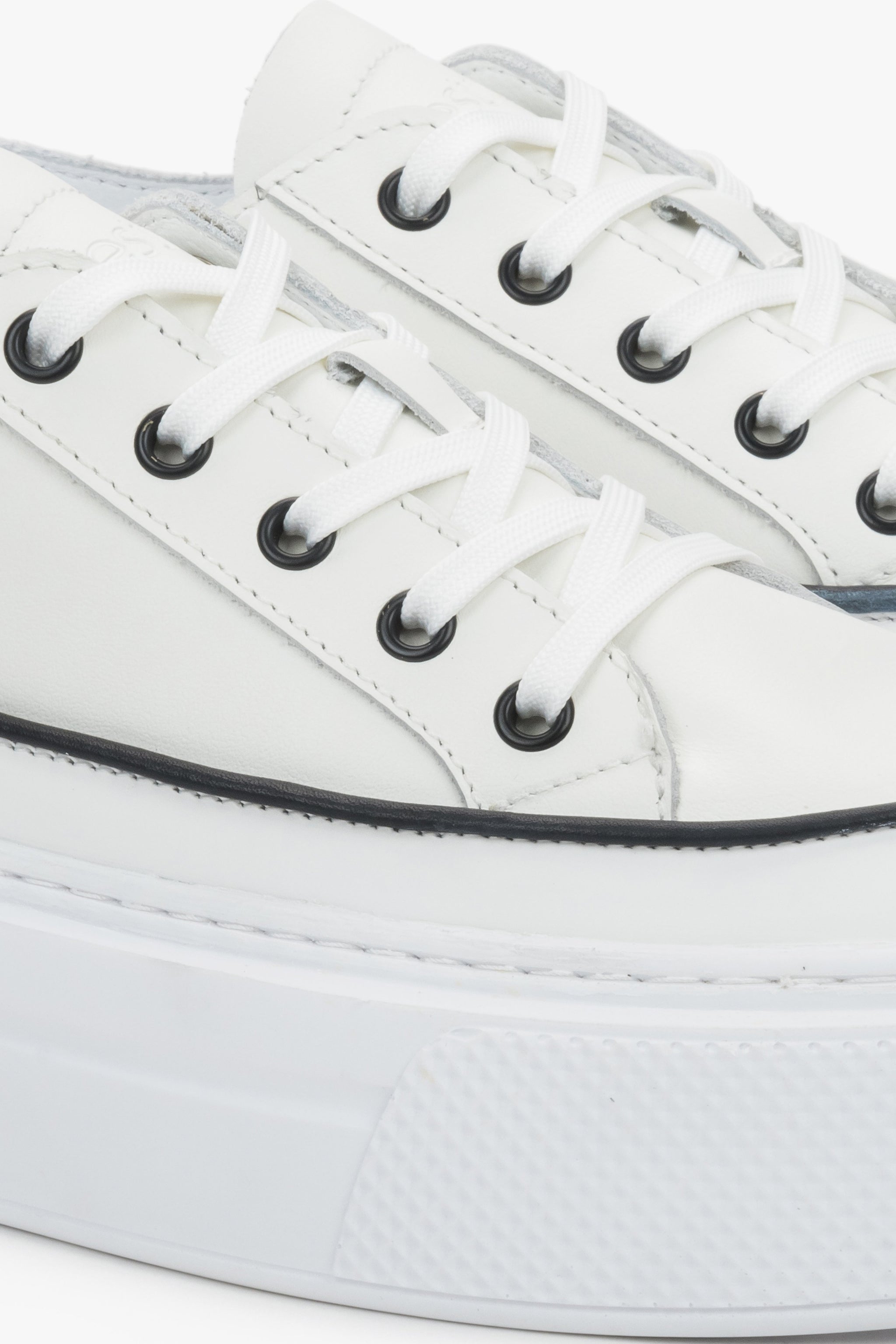 Detailansicht weißer Damen-Sneaker mit schwarzer Schnürung