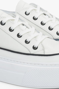 Detailansicht weißer Damen-Sneaker mit schwarzer Schnürung