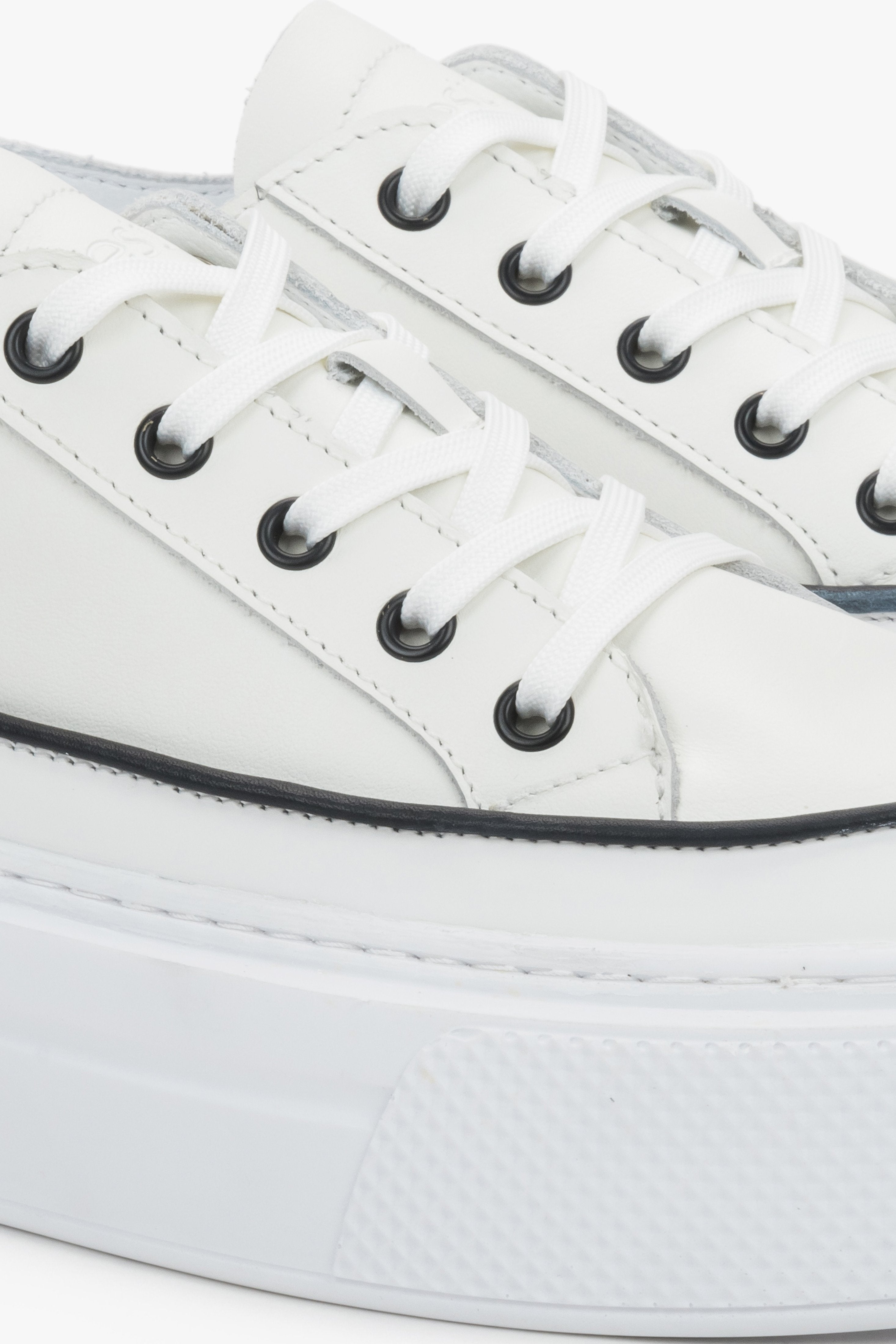 Detailansicht weißer Damen-Sneaker mit schwarzer Schnürung