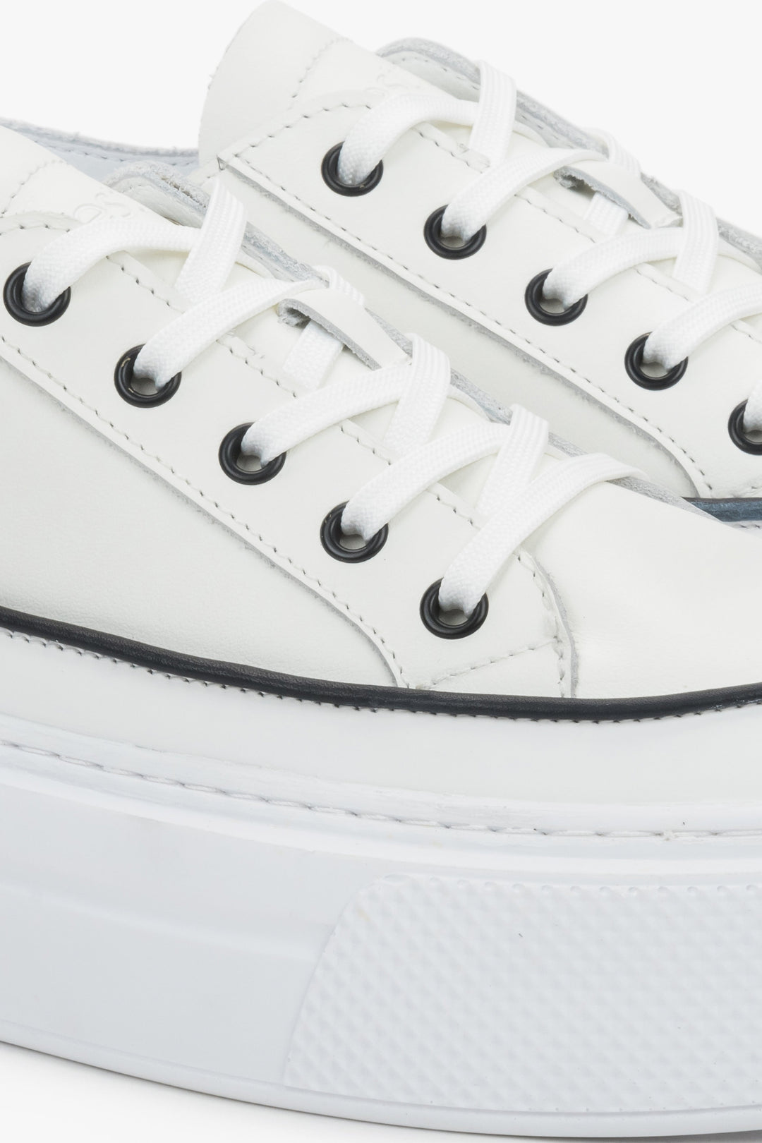 Detailansicht weißer Damen-Sneaker mit schwarzer Schnürung