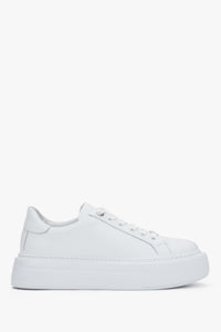 Profilansicht der weißen Damen-Sneaker aus italienischem Premium-Echtleder mit Plateausohle.