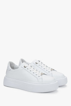 Schräge Ansicht der weißen Echtleder-Sneaker von Estro.