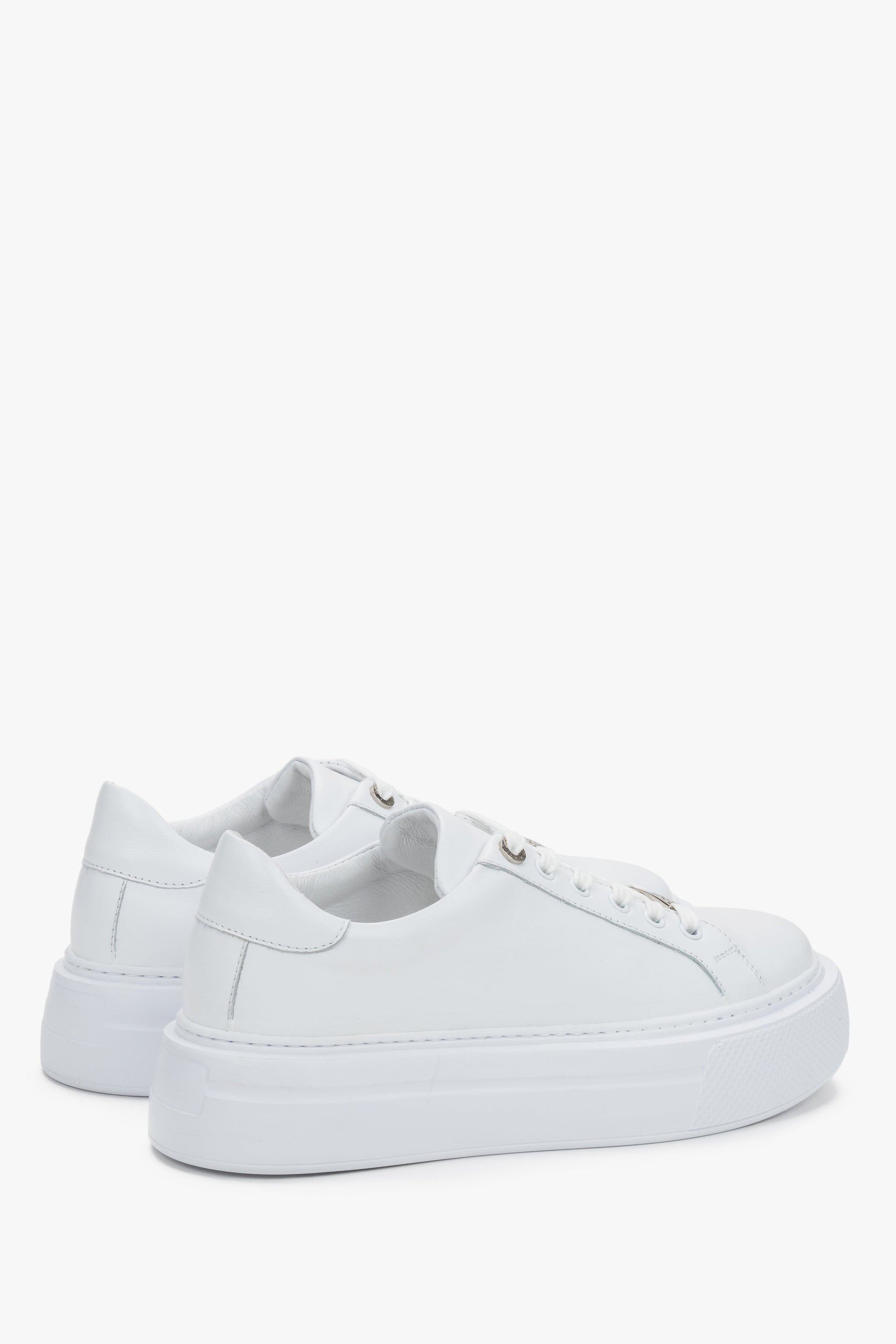 Andere schräge Ansicht des modischen weißen Sneakers mit verstärkter Fersenkappe.