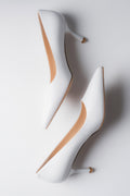 Kreative Draufsicht der weißen Damen-Stilettos aus Echtleder mit spitzer Kappe und 7 cm hohem Absatz 