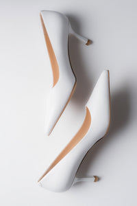 Kreative Draufsicht der weißen Damen-Stilettos aus Echtleder mit spitzer Kappe und 7 cm hohem Absatz 