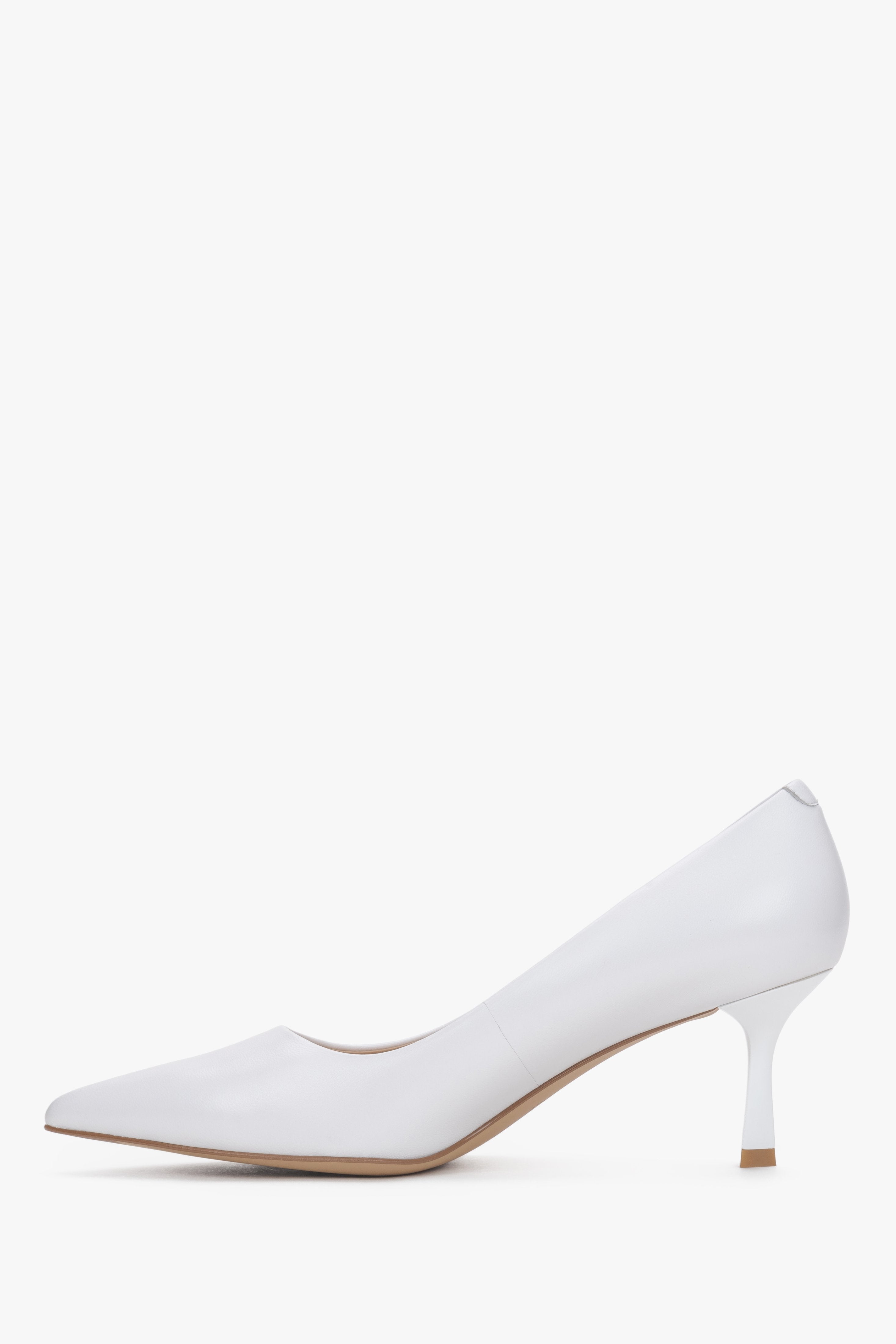 Klassisches Seitenprofil des weißen Leder-Stilettos mit Fokus auf die dynamische, beinverlängernde Formgebung 