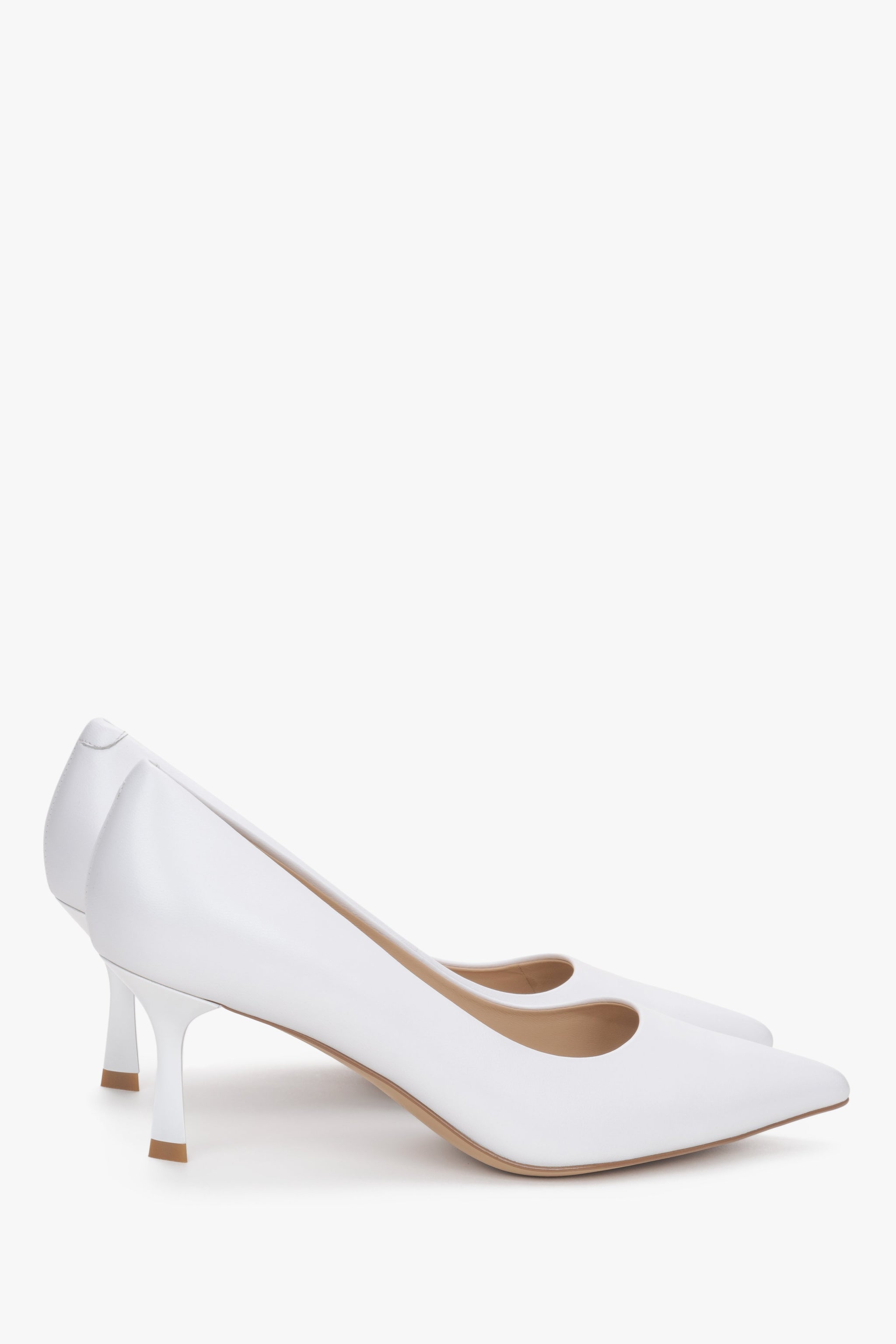 Seitliche Schrägansicht der eleganten Stilettos mit glatter weißer Lederstruktur 