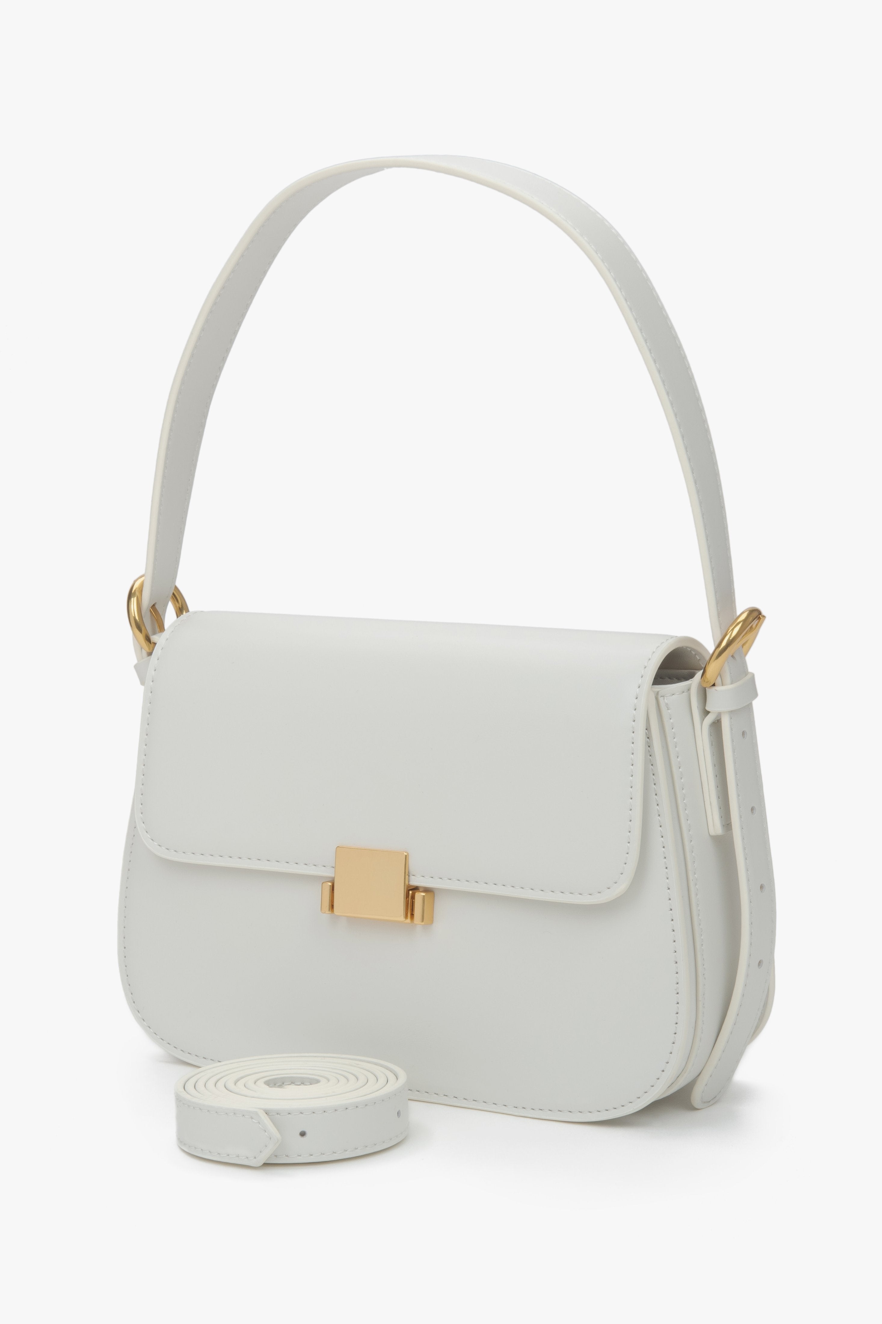 Schräge Seitenansicht der weißen Ledertasche mit kurzem Trageriemen.