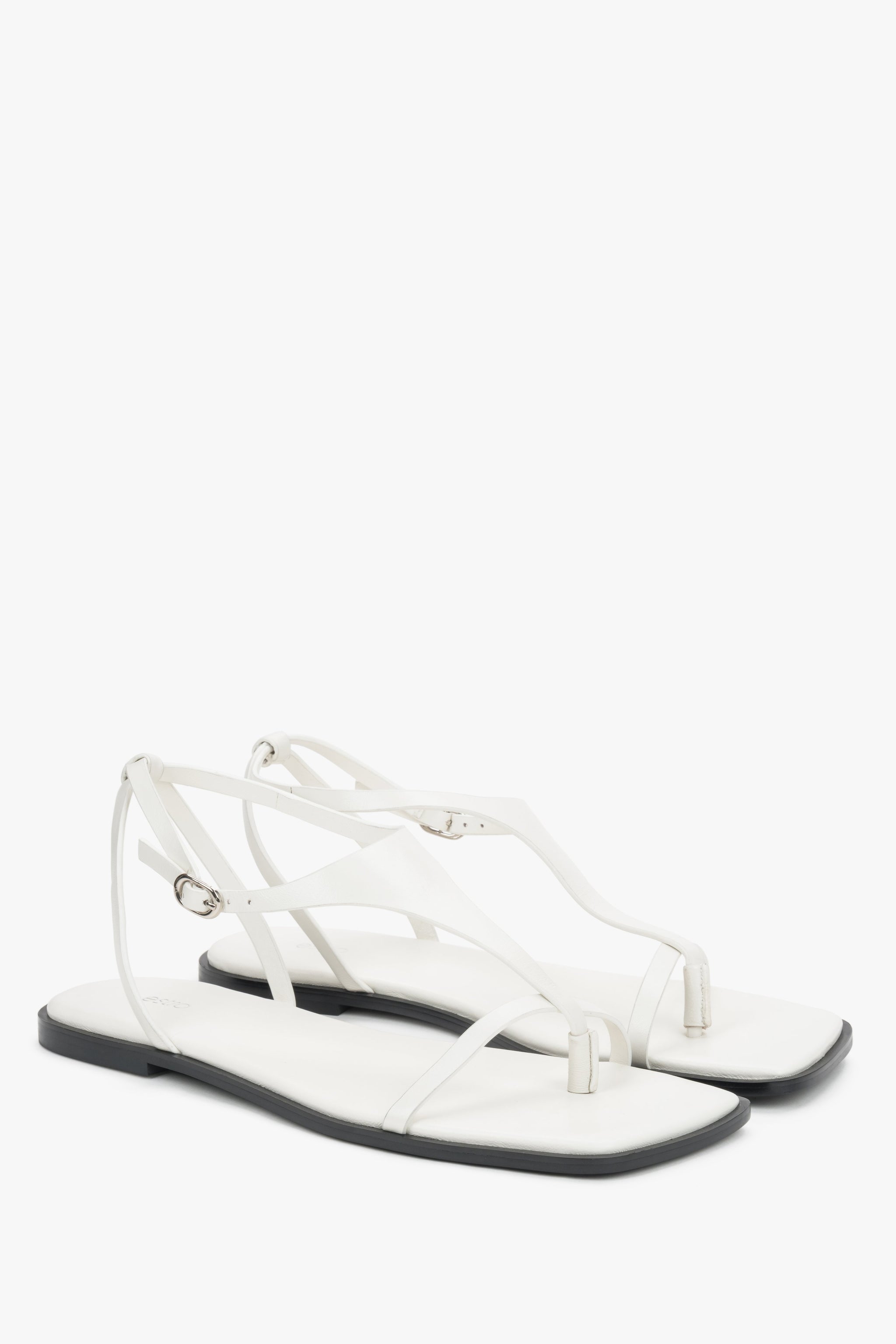 Weiße Damen-Sandalen aus Leder mit Zehentrenner in schräger Ansicht