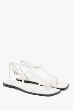 Weiße Damen-Sandalen aus Leder mit Zehentrenner in schräger Ansicht