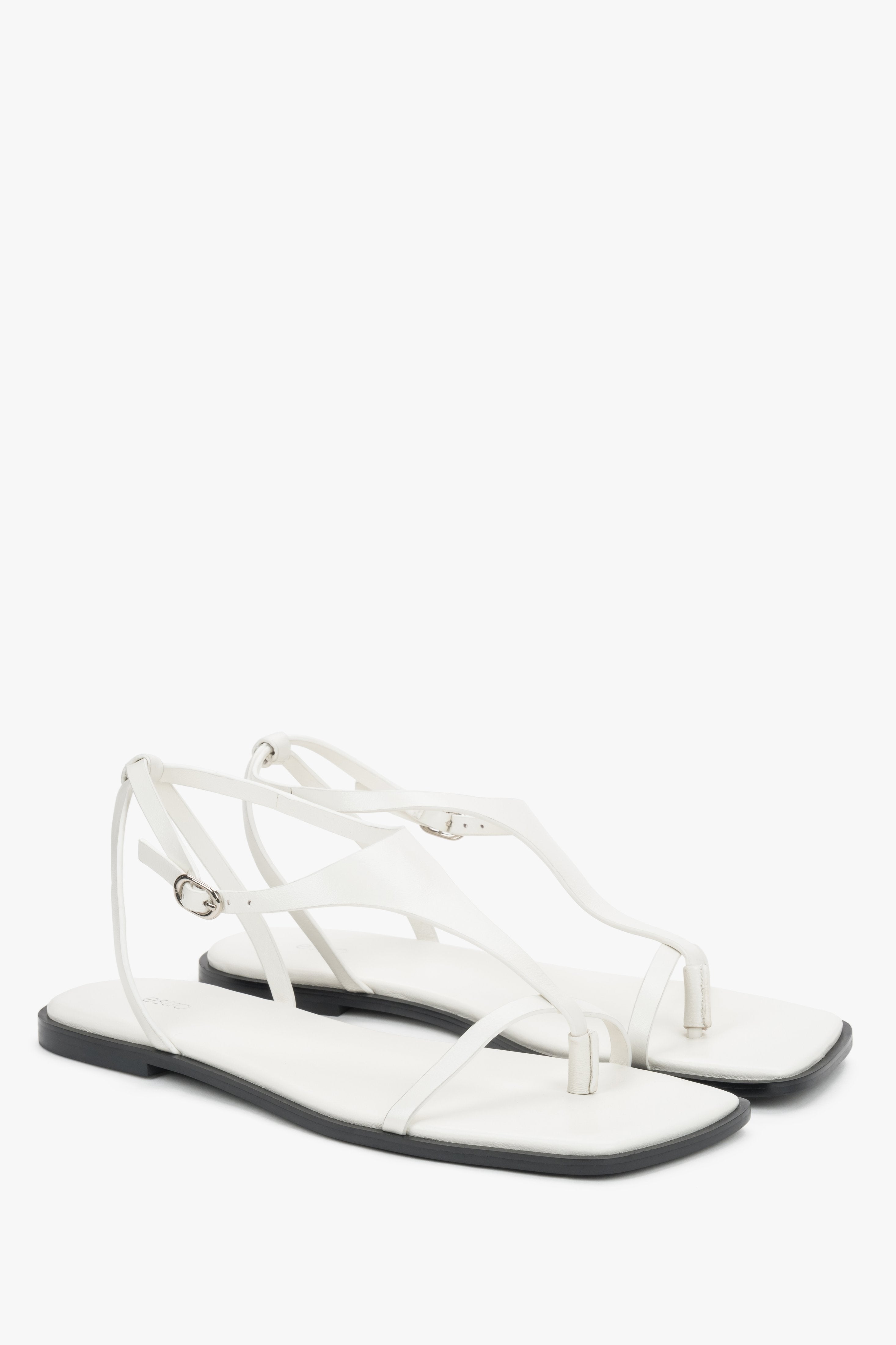 Weiße Damen-Sandalen aus Leder mit Zehentrenner in schräger Ansicht
