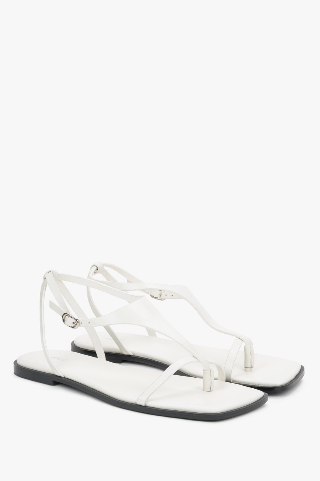 Weiße Damen-Sandalen aus Leder mit Zehentrenner in schräger Ansicht