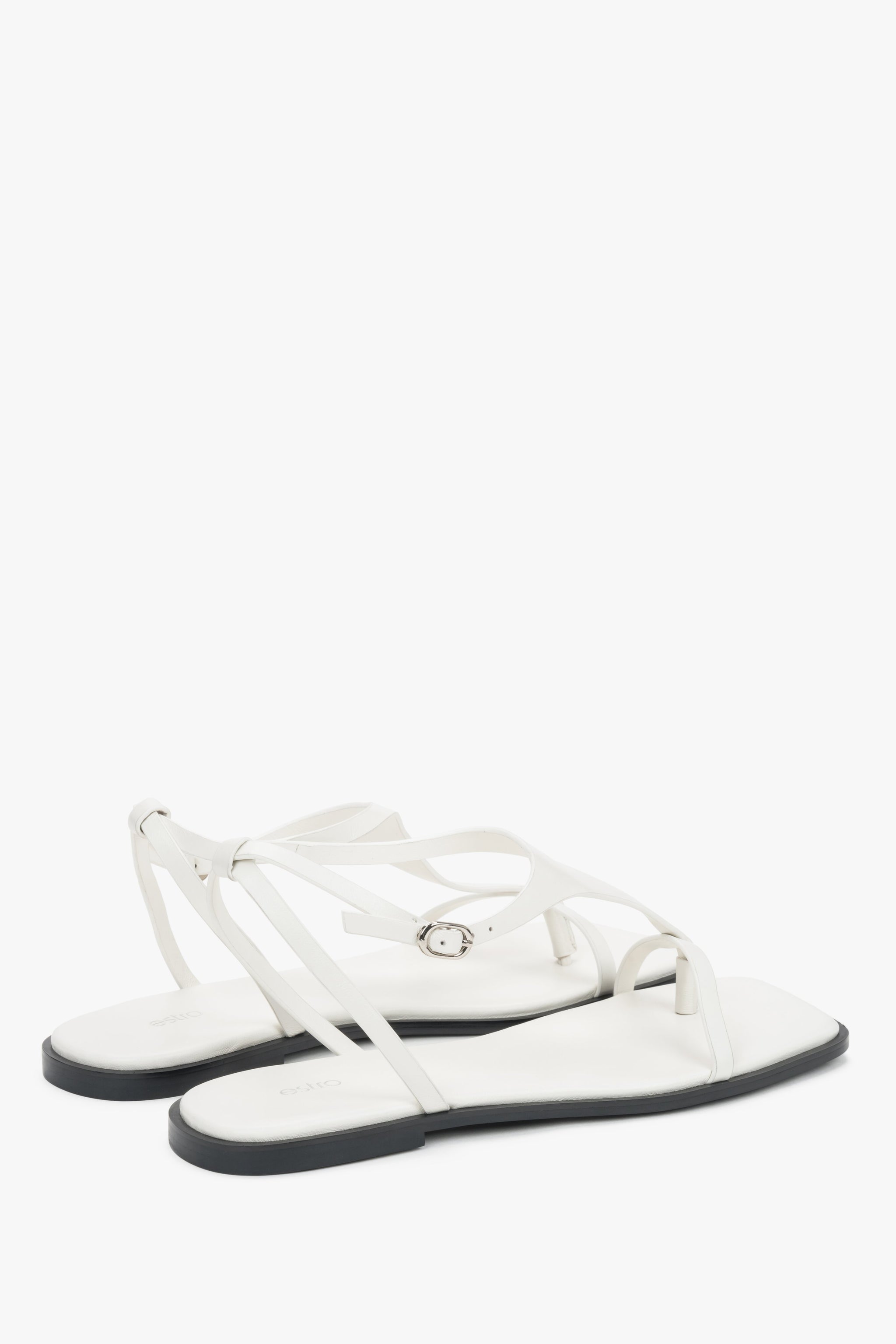 Weiße flache Damen-Sandalen mit Zehentrenner in seitlicher Schrägansicht