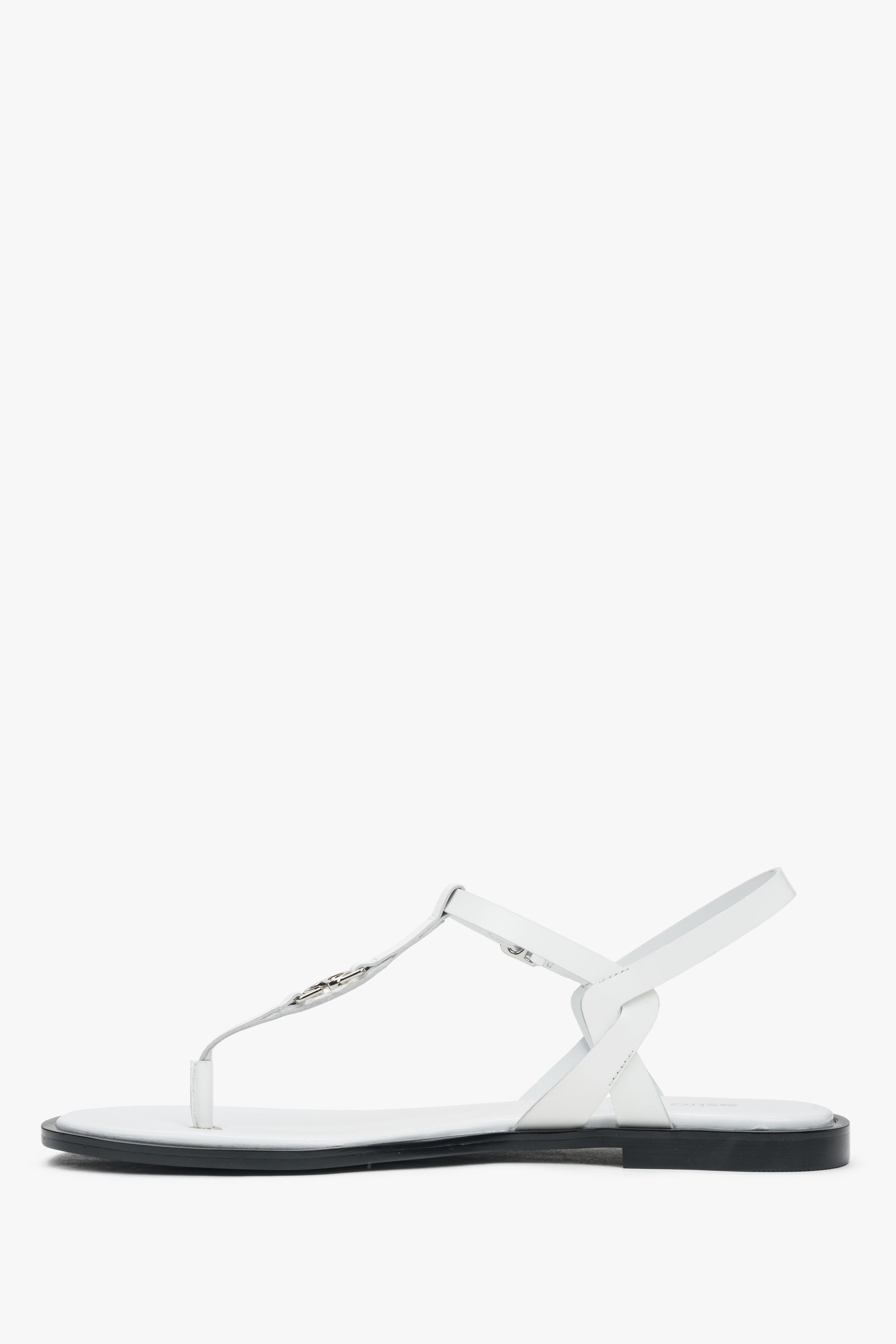 Linke Seitenansicht der minimalistischen weißen Zehentrenner-Sandalen