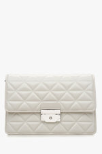 Weiße gesteppte Damen-Schultertasche aus Leder mit edlen Silberdetails Estro ER00115792.