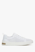 Profilansicht der weißen Herren-Sneaker aus weichem Echtleder mit Perforation.