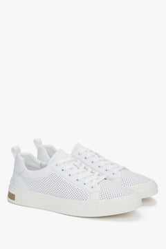 Schräge Ansicht der sportlich-eleganten Sneaker für Herren in Weiß.
