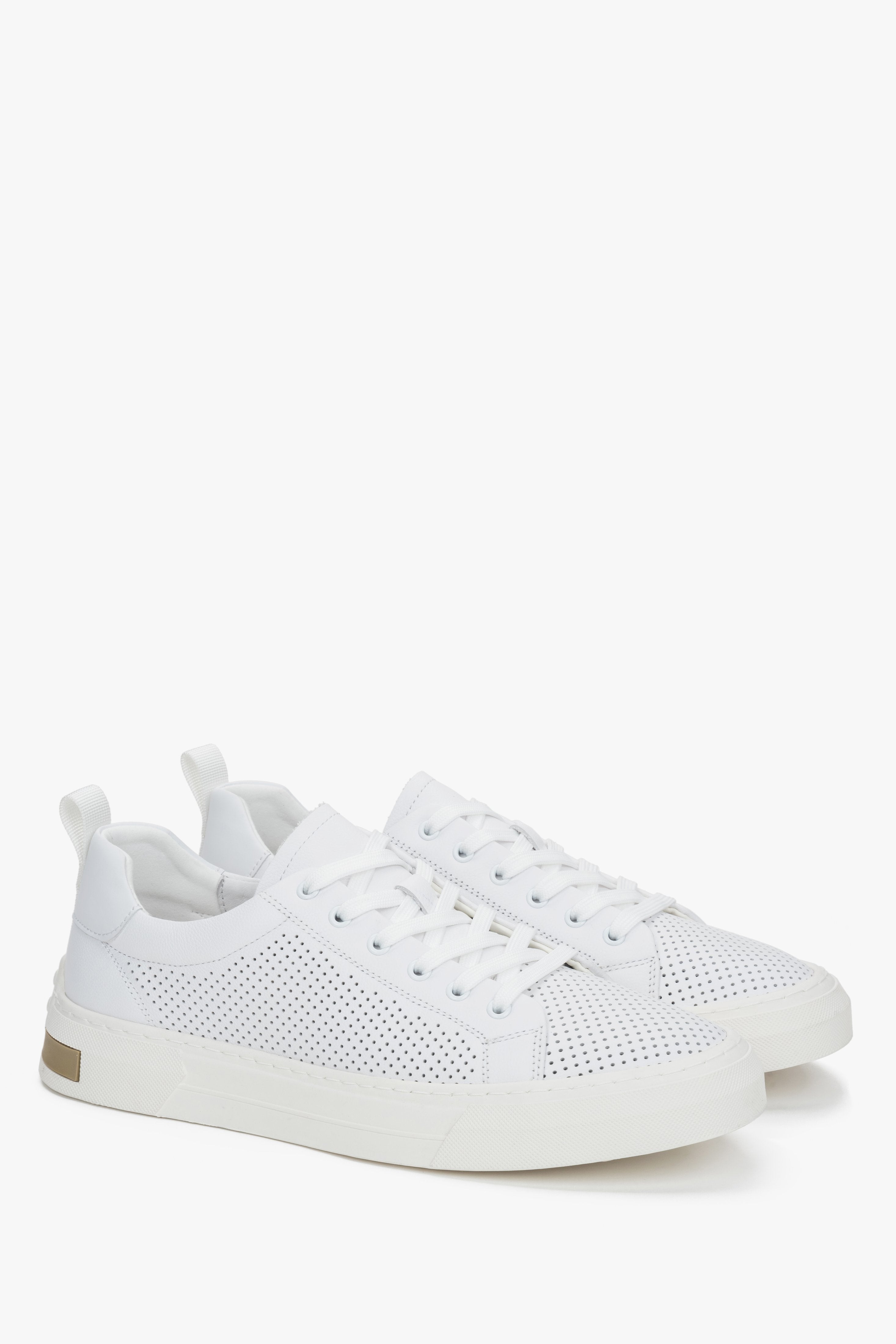 Schräge Ansicht der sportlich-eleganten Sneaker für Herren in Weiß.