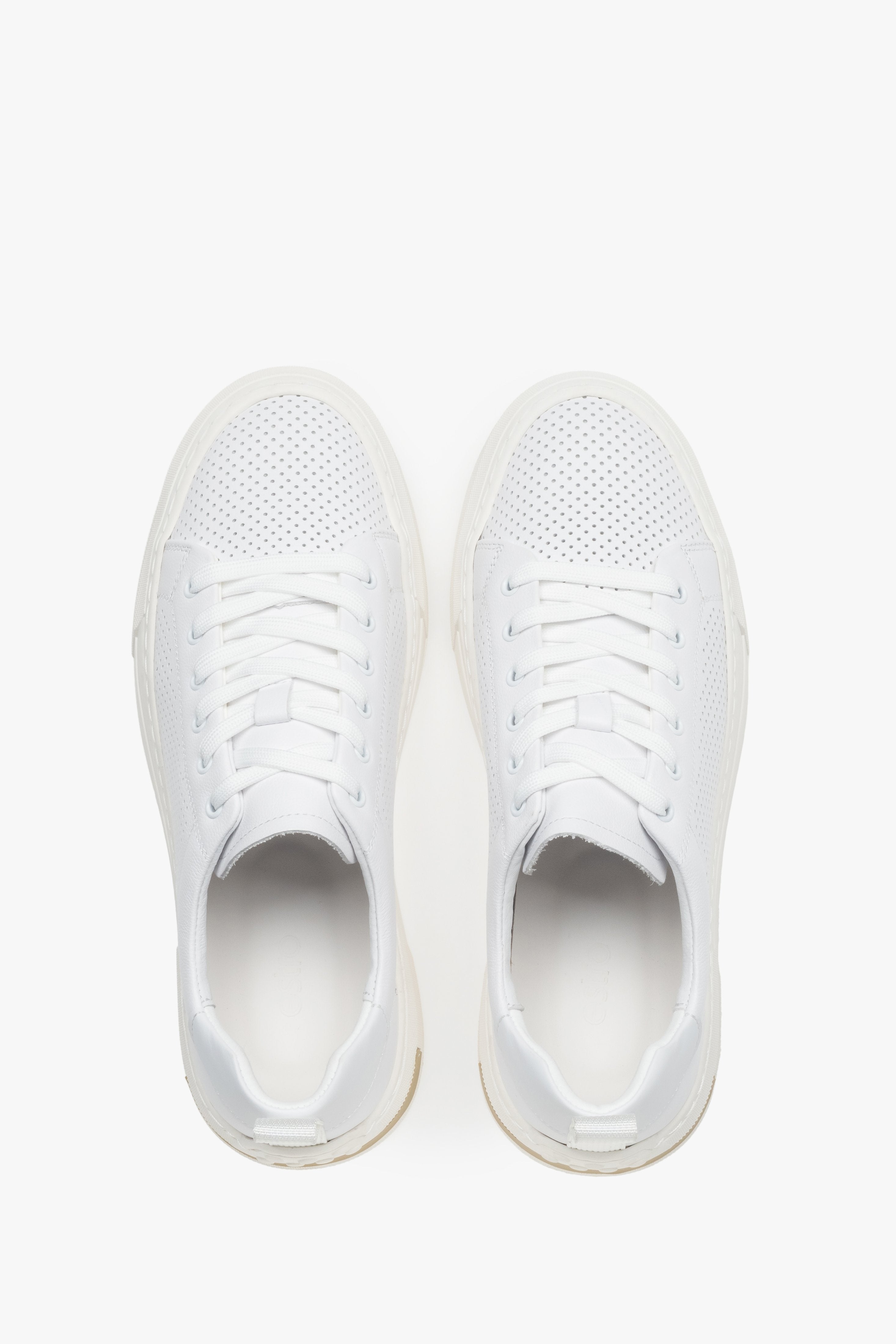 Draufsicht auf das Paar weißer Sneaker mit klassischer Schnürung.