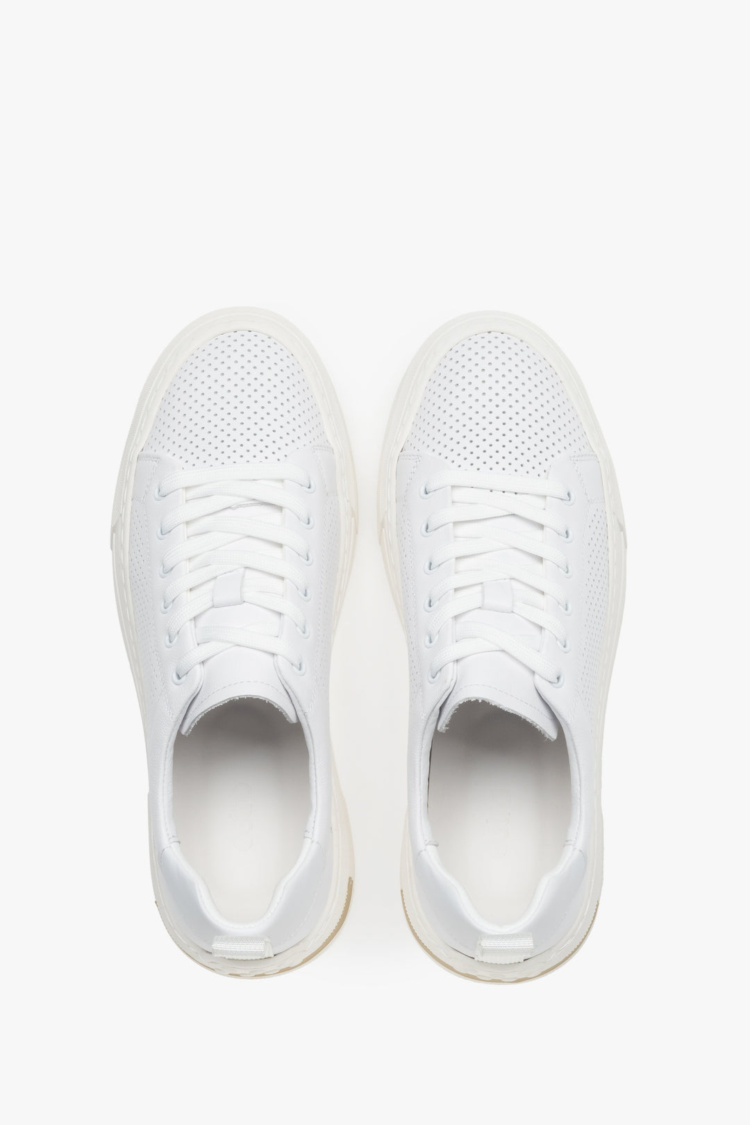 Draufsicht auf das Paar weißer Sneaker mit klassischer Schnürung.