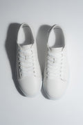 Draufsicht auf das Paar weißer Herren-Sneaker aus weichem Echtleder.