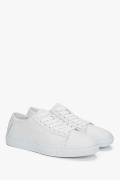 Schräge Ansicht der weißen Herren-Sneaker mit klassischer Schnürung.