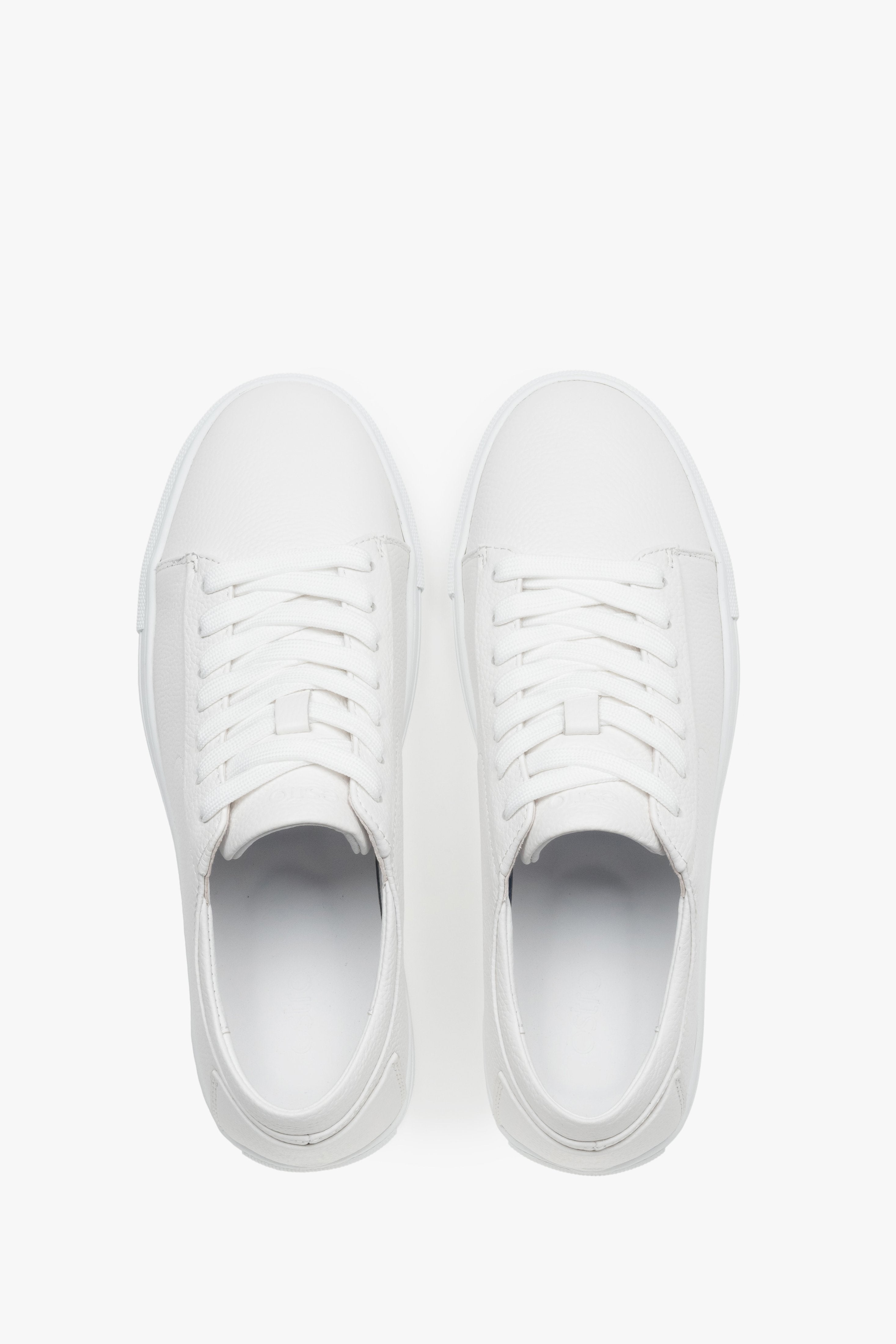 Draufsicht auf die klassischen weißen Sneaker für Herren.