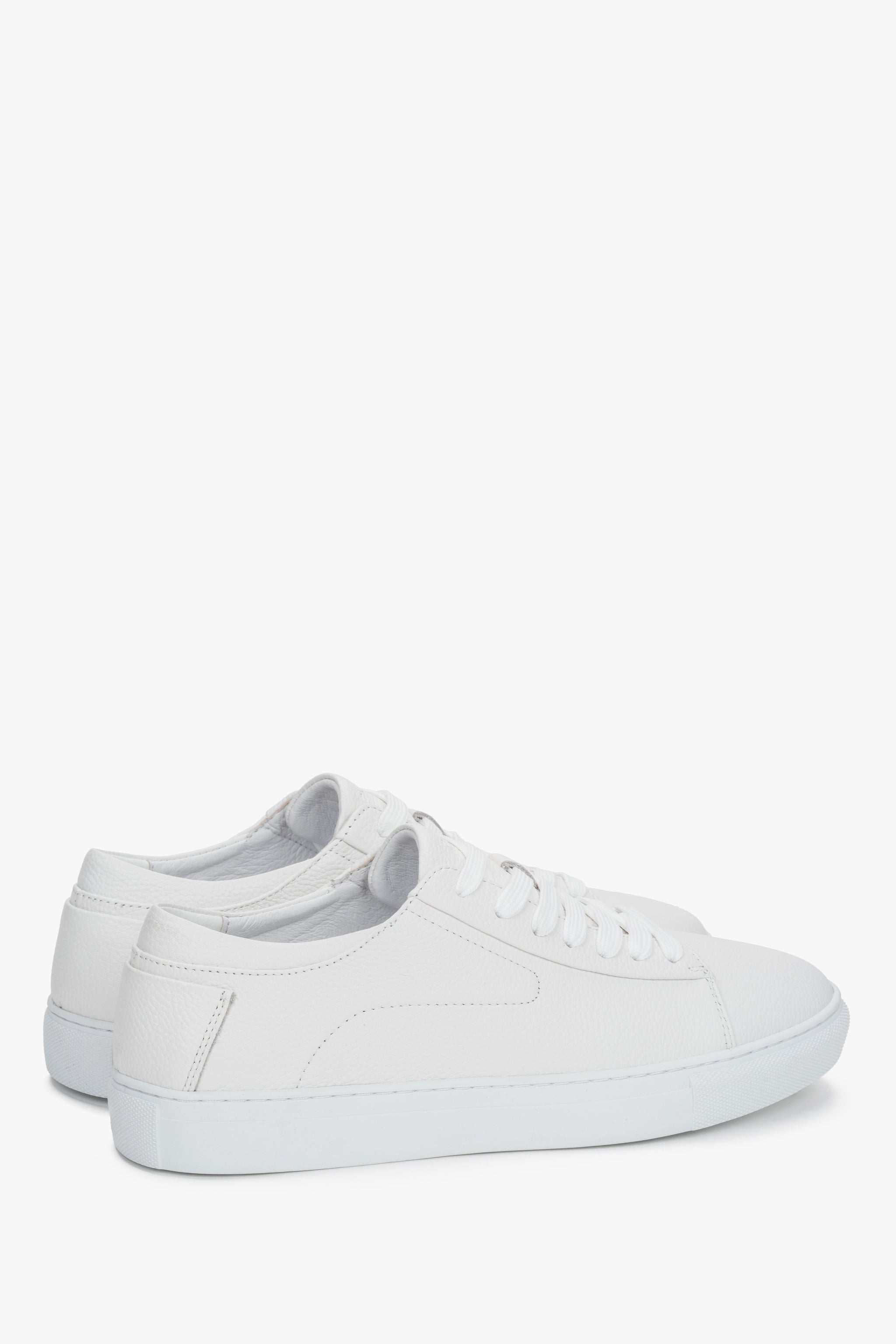 Andere schräge Ansicht des sportlich-eleganten weißen Herren-Sneakers.