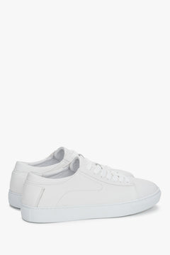 Andere schräge Ansicht des sportlich-eleganten weißen Herren-Sneakers.