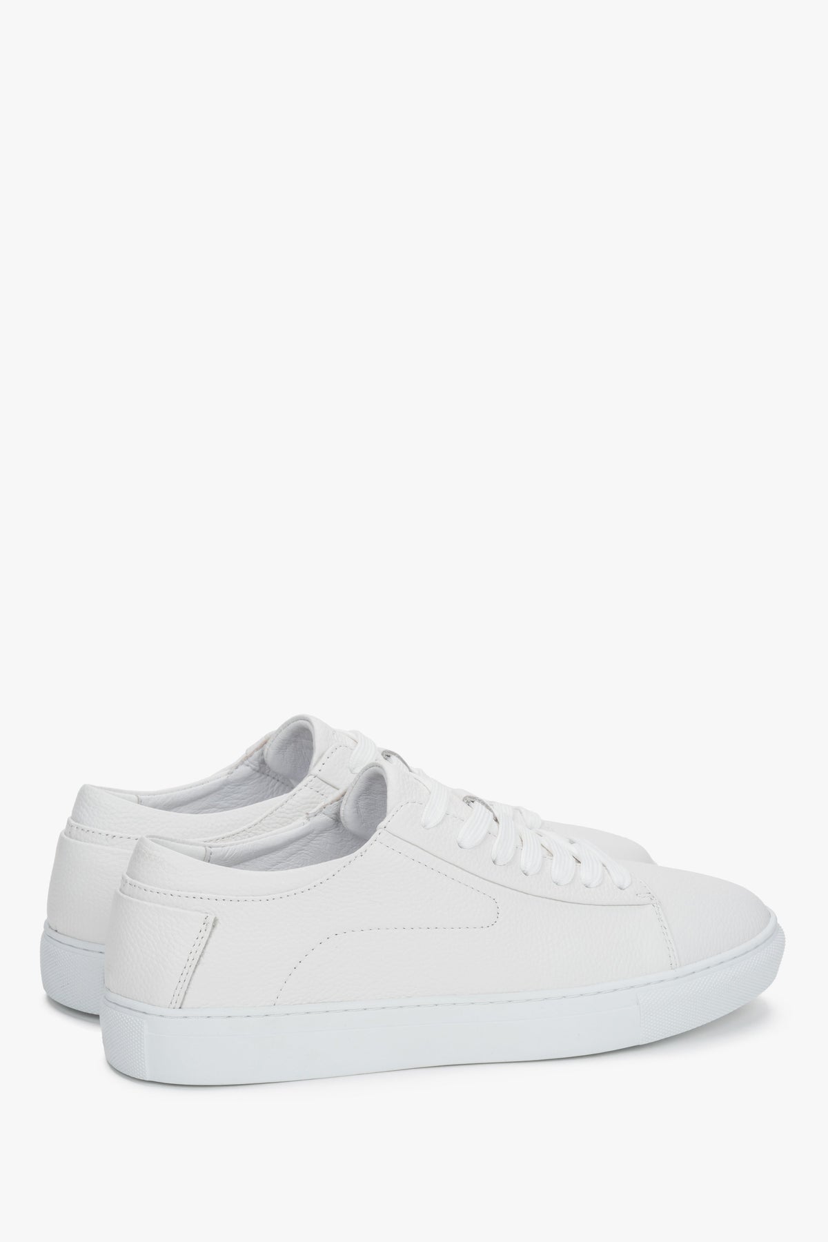 Andere schräge Ansicht des sportlich-eleganten weißen Herren-Sneakers.
