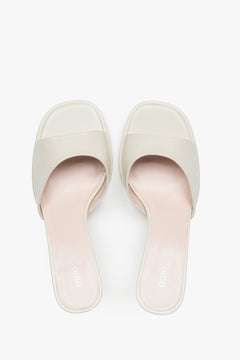 Exklusive Damen-Mules aus weißem Naturleder für einen luxuriösen Sommer-Look.