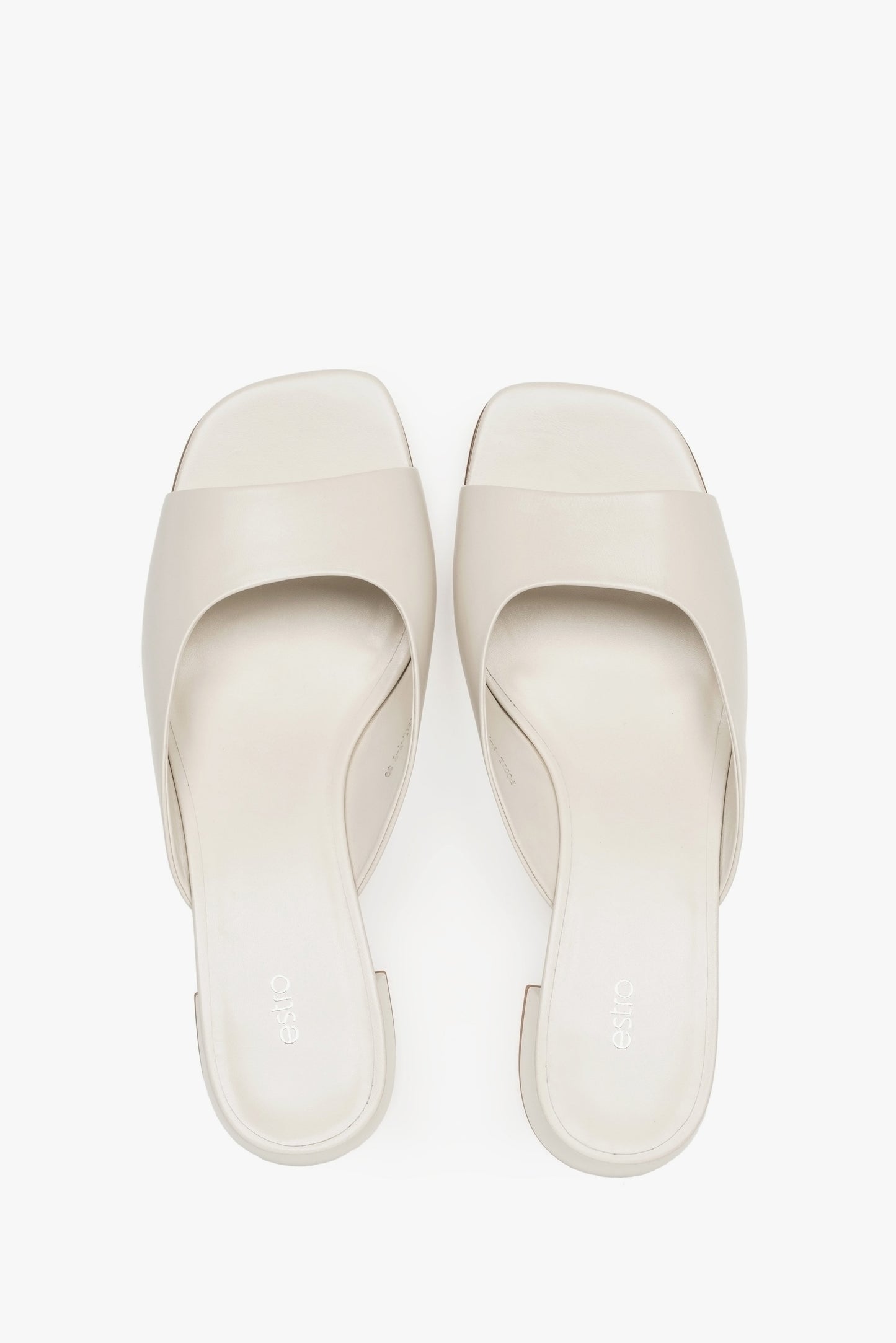 Seitenansicht der weißen Estro Leder-Mules mit dezentem Absatz.