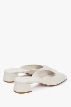 Elegante weiße Leder-Sandaletten ohne Riemen für sommerliche Alltags-Looks.