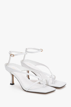 Seitenansicht der weißen Leder-Sandalen mit Trichterabsatz von Estro