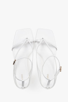 Paar weiße Leder-Sandalen in Zehensteg-Optik von Estro