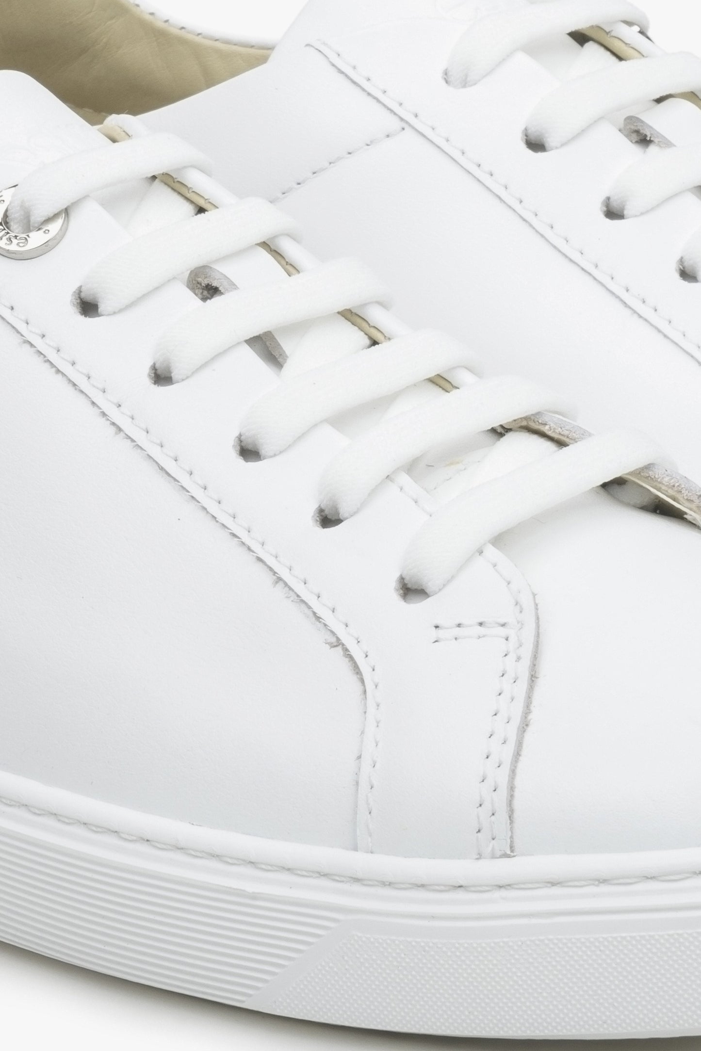 Der Estro Leder-Sneaker ER00111508 in Weiß – ein vielseitiges Basic für die moderne Garderobe.