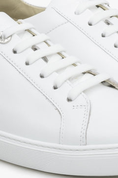 Der Estro Leder-Sneaker ER00111508 in Weiß – ein vielseitiges Basic für die moderne Garderobe.