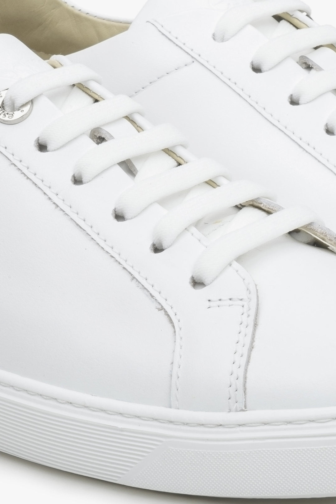 Der Estro Leder-Sneaker ER00111508 in Weiß – ein vielseitiges Basic für die moderne Garderobe.