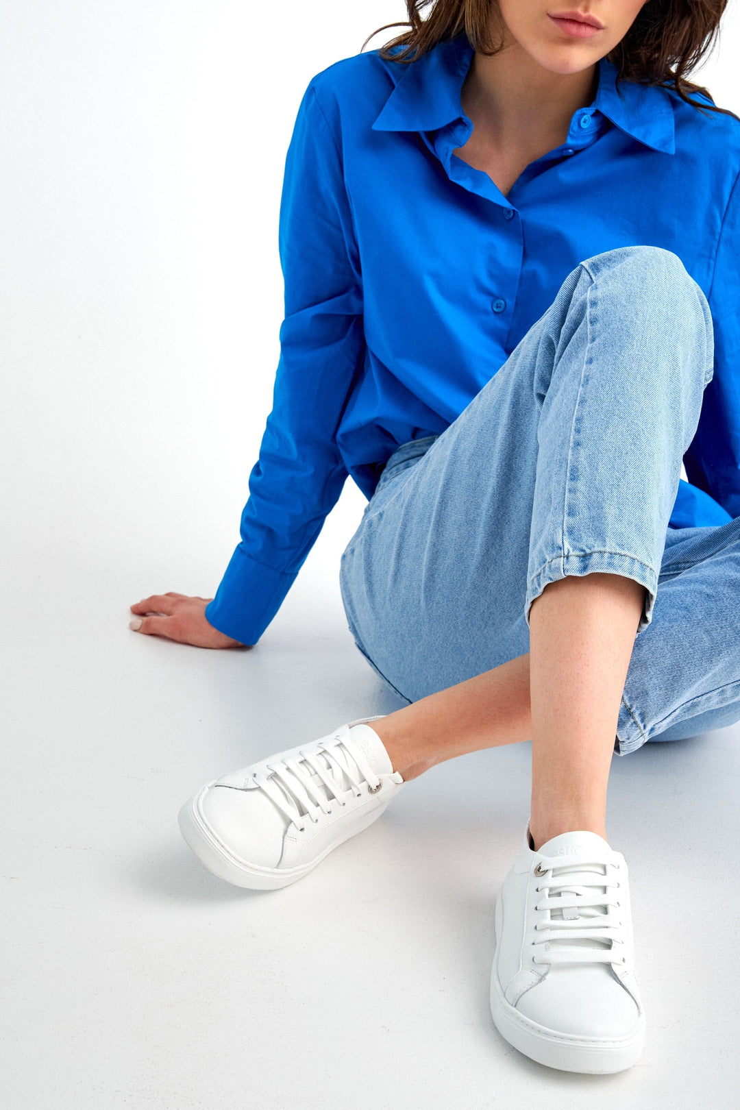 Elegante weiße Sneaker, perfekt zur Anzughose, Jeans oder zum Sommerkleid.