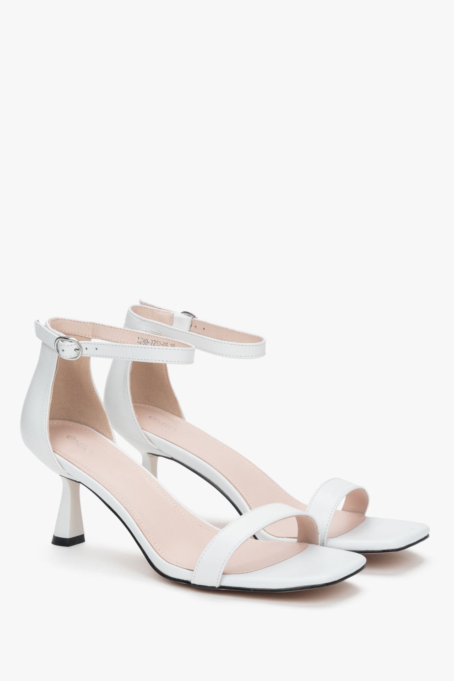 Schicke weiße Sandalen von Estro aus hochwertigem Leder mit einem einzigartigen Trichterabsatz, der Stil und Halt bietet.