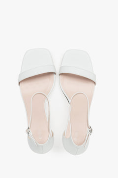 Elegante weiße Damensandalen von Estro, gefertigt aus echtem Leder und mit modernem Trichterabsatz.