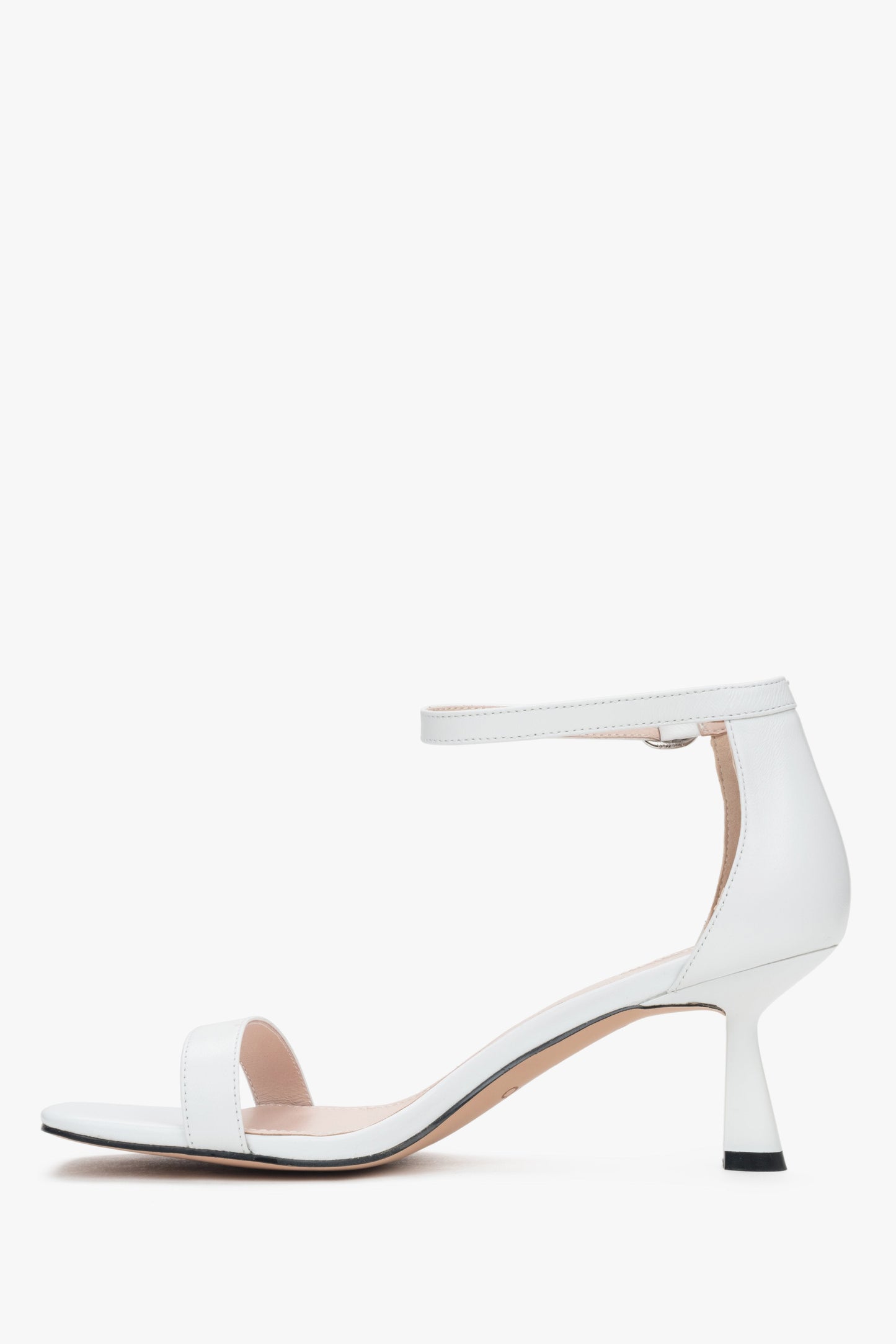Zeitlose weiße Ledersandalen für Damen von Estro – die klassische Kombination aus Komfort, Stil und stabiler Unterstützung durch den Trichterabsatz.