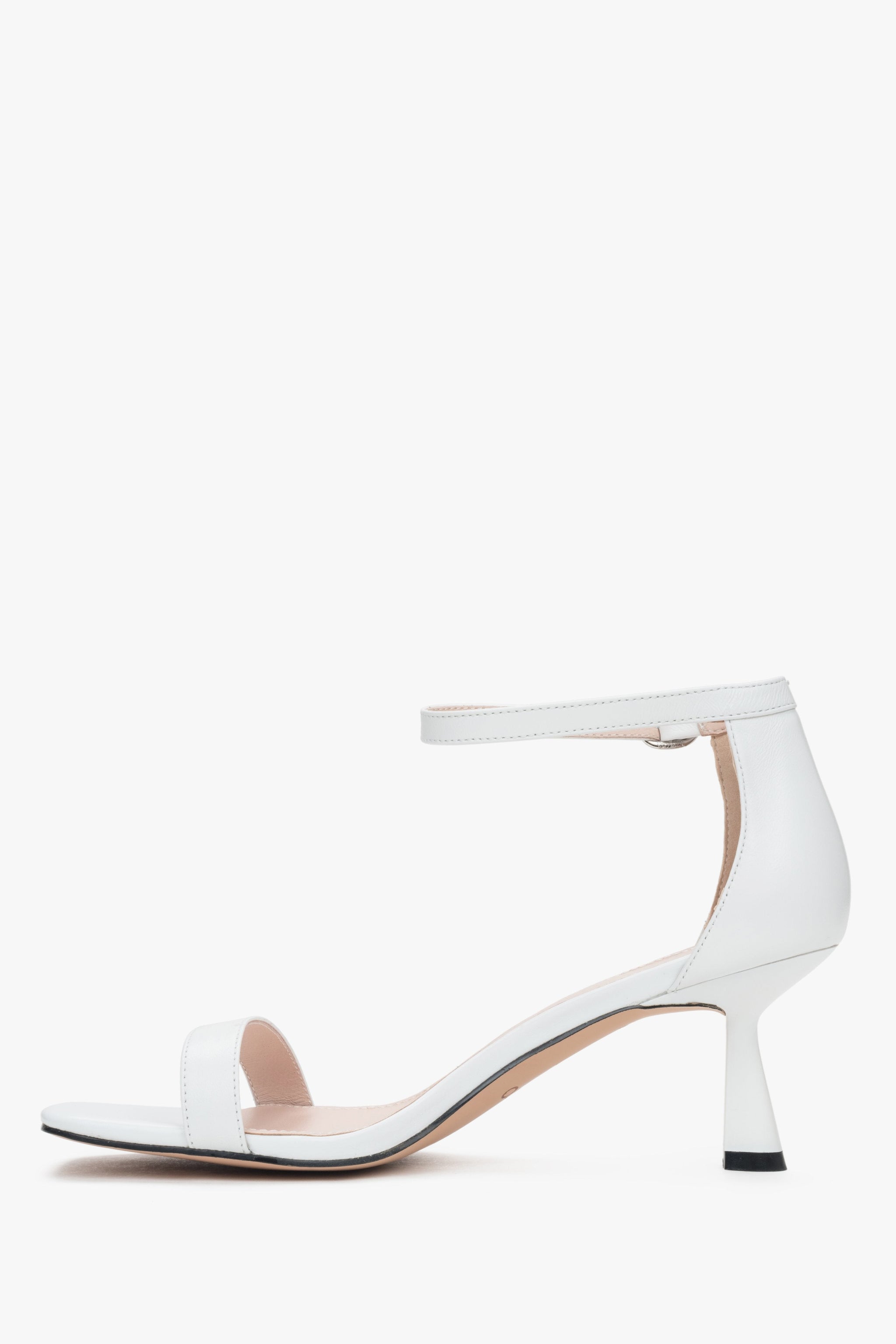 Zeitlose weiße Ledersandalen für Damen von Estro – die klassische Kombination aus Komfort, Stil und stabiler Unterstützung durch den Trichterabsatz.