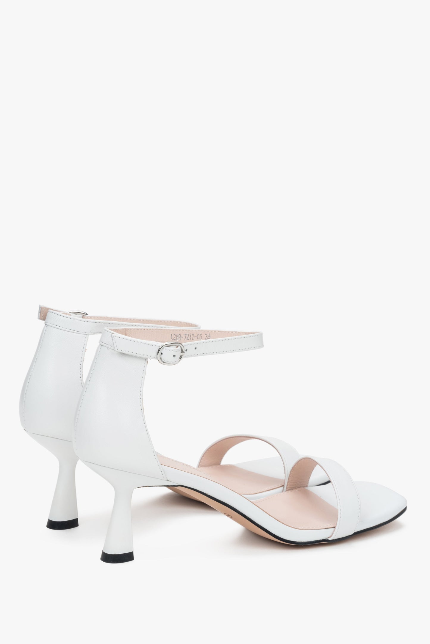 Weiße Ledersandalen mit stabilem Trichterabsatz von Estro.
